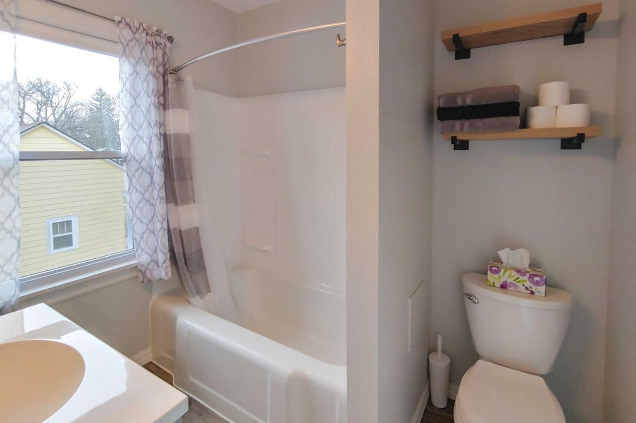 Cozy Appleton Getaway With Screened-In Porch And Yard! Екстериор снимка